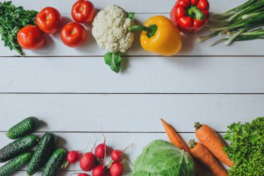 Sağlıklı gıda kavramı. Sebze salatası malzemeler sınır çerçeve. Beyaz ahşap rustik kırsal masa boş alan arka plan. Organik düz poster şablonu düzenleme.