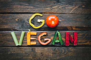 Vegan taze sebze düz yazı koyu ahşap masa üstten görünüm üzerinde yatıyordu gidin. Beslenme yemek malzemeler kavramı. Nice yemek kartpostal, poster, afiş.