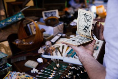 Barga, İtalya - 8 Ekim 2017: bit pazarı küçük Antik Ortaçağ turistik İtalyan kasabasında, Lucca, Toskana üzerinde vintage çizgi roman tutan adam.