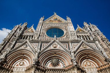 Siena Katedrali'nin Santa Maria Assunta (Duomo) cephe doğal görünümünü. Yer Toskana, İtalya. Pitoresk seyahat hedef kartpostal.