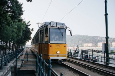 BUDAPEST, HUNGARY - 16 Eylül 2016: Tuna Nehri kıyısı boyunca giden eski sarı tarihi tramvay.