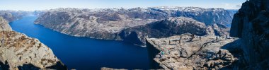 Manzaraya Preikestolen, Müezzin Kayası, Lysefjorden, Norveç. Ünlü turistik.