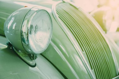 Klasik eski model araba önden görünümü. Retro tonda kartpostal, poster.