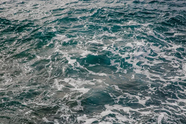 Detailliertes Türkisfarbenes Meerwassermuster Mit Wellen Und Schaum Lebendiger Hintergrund Wasser — Stockfoto