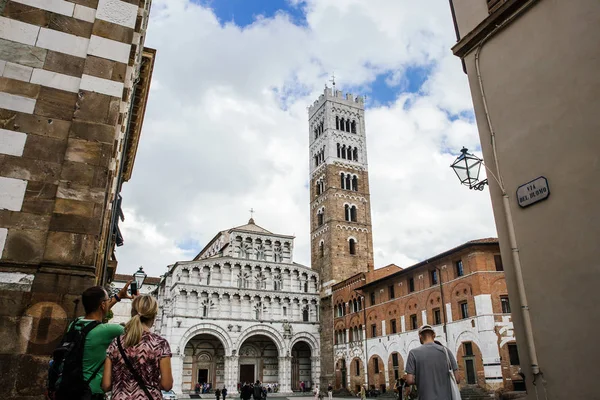 Lucca Włochy Października 2017 Ludzie Spacerem Placu Przed Romańska Fasada — Zdjęcie stockowe