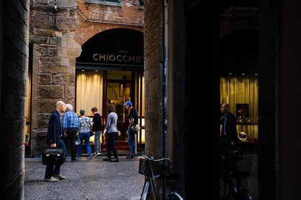 Lucca Italië Oktober 2017 Mensen Lopen Straat Van Oude Middeleeuwse — Stockfoto