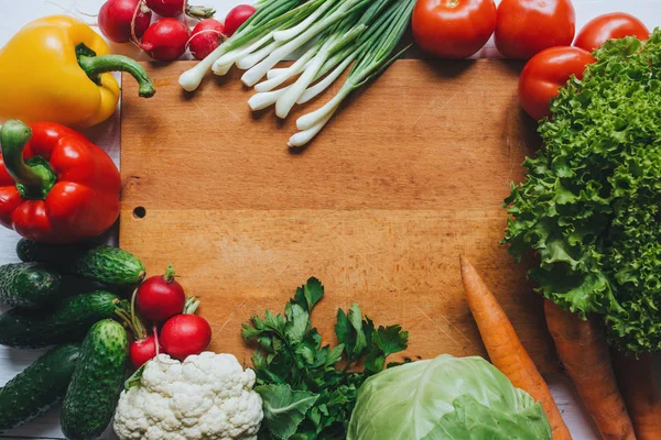 Koncepcja Zdrowej Żywności Składniki Warzywa Obramowania Ramki Deska Krojenia Drewniana — Zdjęcie stockowe