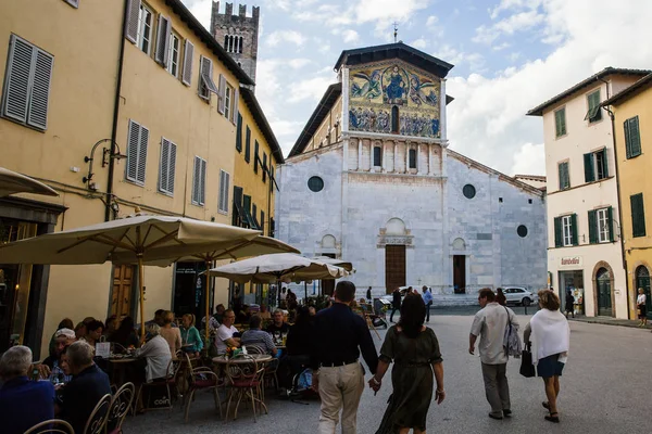 Lucca Italië Oktober 2017 Mensen Lopen Het Plein Voor San — Stockfoto