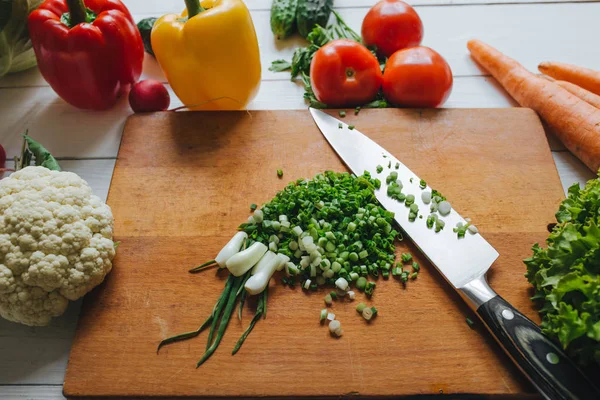 Ainda Está Cozinhar Salada Faca Cortar Cebola Verde Fresca Tábua — Fotografia de Stock