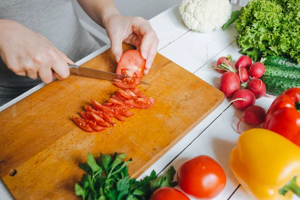 Mulher Mãos Corte Tomate Vermelho Fresco Placa Madeira Closeup Mesa — Fotografia de Stock