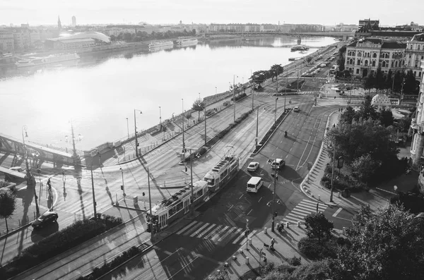 ブダペスト ハンガリーの自由の橋の近くの交差点にトラムや車の朝のビュー 珍しい黒と白のポストカード — ストック写真