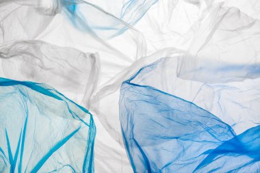 Buruşuk boş arkadan aydınlatmalı mavi plastik torba desen izole beyaz arka plan üzerinde kullanılır. Çevre kirliliği kavramsal poster, afiş şablon.