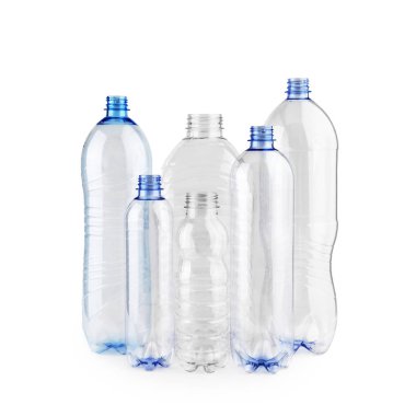 Altı farklı yeni kullanılmayan mavi boş plastik şişe izole beyaz arka plan üzerinde kapaklar olmadan.