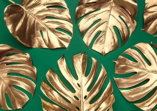 Złote Malowane Błyszczący Tropikalny Mostera Pozostawia Układ Creative Głęboko Szmaragdowo — Zdjęcie stockowe