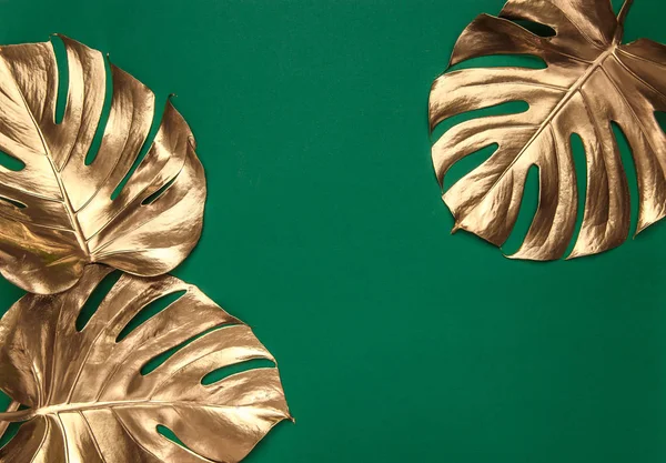 Mustera Tropicale Dipinta Oro Lascia Disposizione Creativa Sfondo Verde Smeraldo — Foto Stock