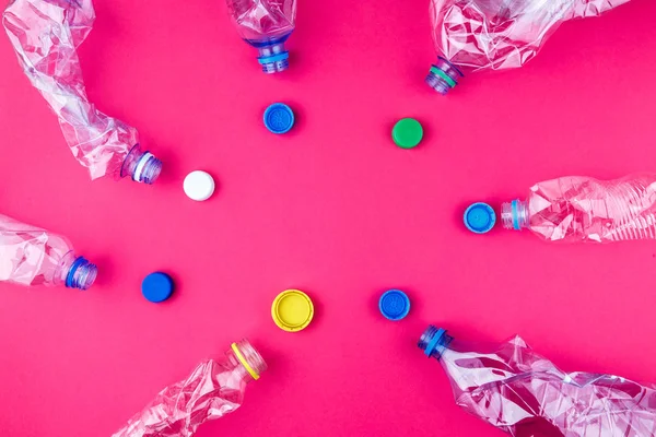 Подрібнені Пет Пляшки Барвисті Шапки Яскраво Рожевому Фіолетовому Фоні Порожній — стокове фото