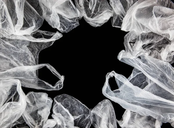 Vit Skrynklade Plastpåsar Kant Stomme Svart Bakgrund Globala Plast Miljöföroreningar — Stockfoto