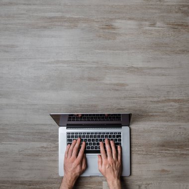 adam tipik dizüstü klavye üzerinde eller