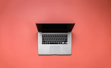 Soluk kırmızı arkaplan görünümlü dizüstü bilgisayar