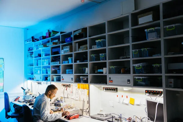 Hombre trabajando en taller de investigación electrónica — Foto de Stock