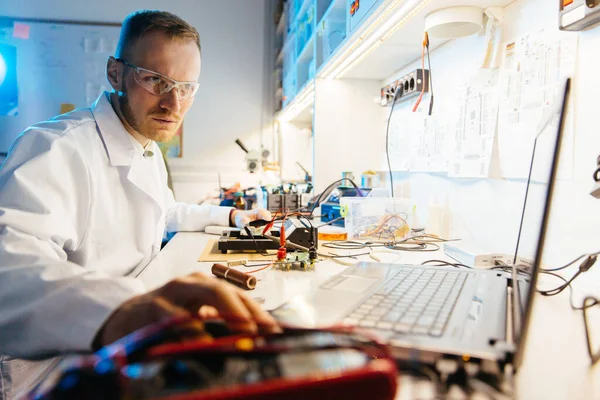 Uomo che lavora in officina elettronica — Foto Stock