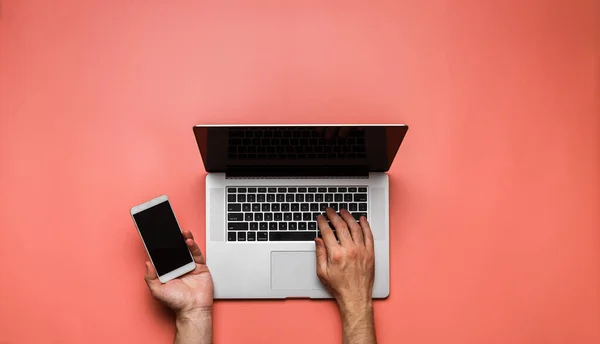 Mna gelijktijdig gebruik van mobiele telefoon en laptop — Stockfoto