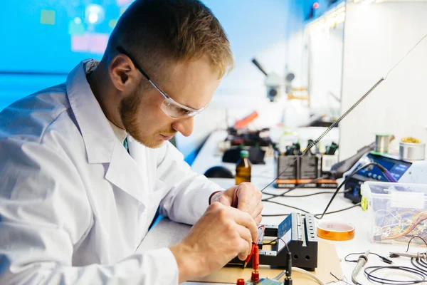 Processo de trabalho laboratorial electrónico — Fotografia de Stock