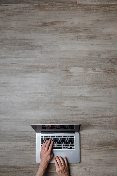 Vlakke lay-out van mensenhanden typen op laptop toetsenbord — Stockfoto