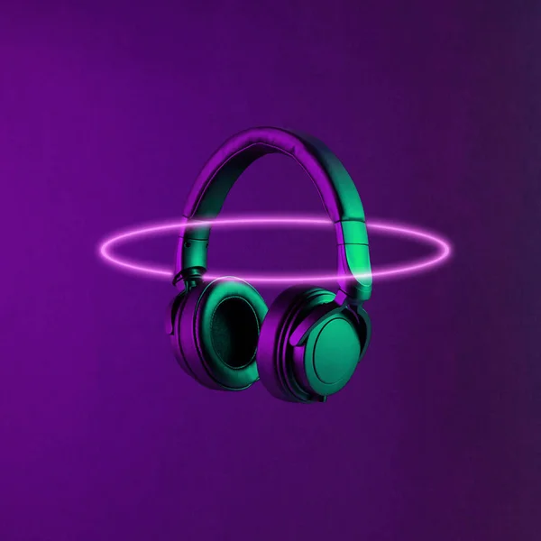 Auriculares Iluminados Con Luz Colores Neón Concepto Creativo Tecnología Abstracta —  Fotos de Stock