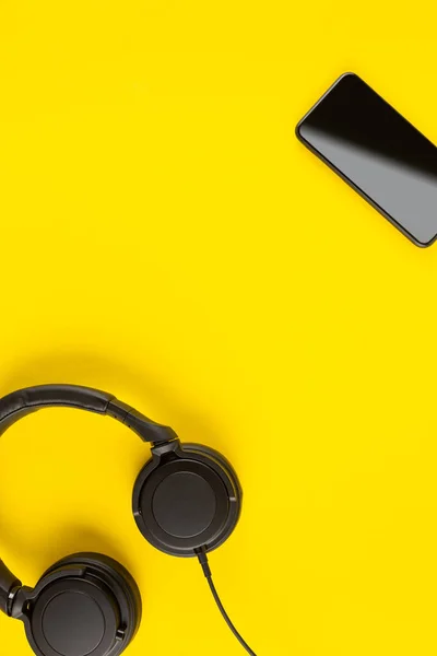 Smartphone Negro Auriculares Sobre Fondo Abstracto Color Amarillo Con Espacio —  Fotos de Stock