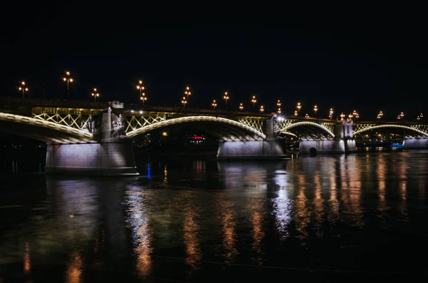 Vista Nocturna Del Puente Margaret Muy Bien Iluminado Reflejos Luz — Foto de Stock