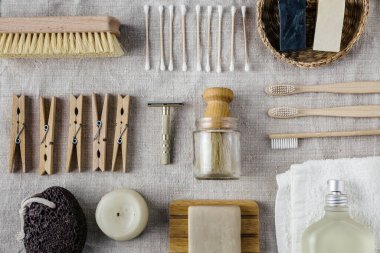 Her gün, doğal keten kumaş döşeme üzerine kurulmuş bulaşık makineleri. Tahta fırçalar, bambu diş fırçaları, sabun, parfüm, jilet, diş macunu, havlu, çamaşır mandalları ve diğer aksesuarlar..