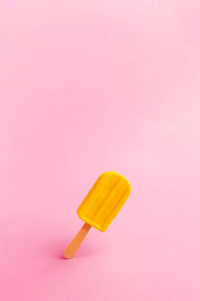 Popsicle Jaune Coloré Isolé Sur Fond Rose Pastel Concept Été — Photo