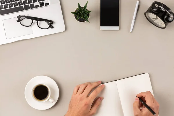 Mannelijke Handen Schrijven Lege Notitieblok Pagina Modern Bureau Voor Laptop — Stockfoto