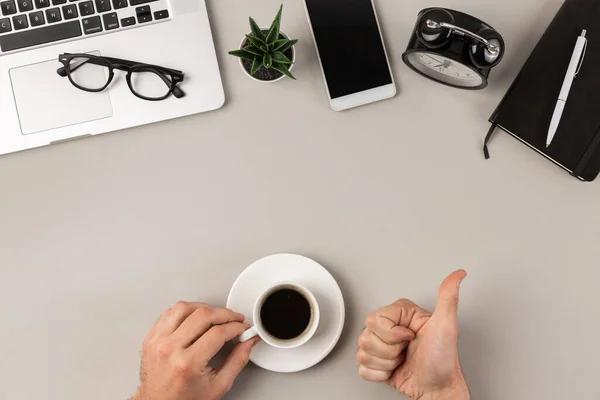 Lekkere Koffie Drinken Tijdens Koffiepauze Het Werk Bovenaanzicht Van Lichtgrijs — Stockfoto