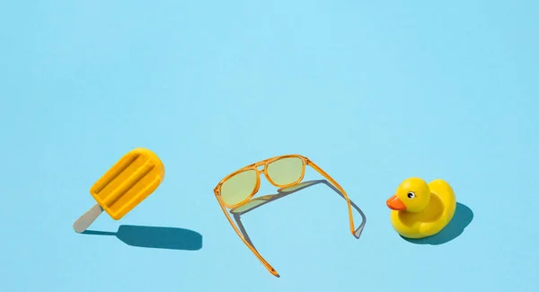 선글라스 장난감등 측정학적 관점은 추상적 파스텔 배경에 휴가의 창의적 아이디어 — 스톡 사진