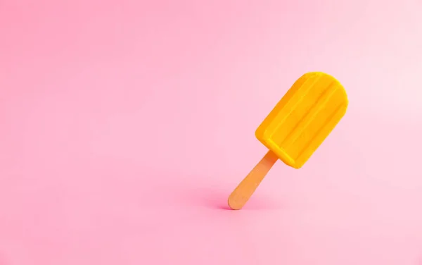 Жовтий Банановий Папік Ізольований Пастельно Рожевому Тлі Копіювальним Простором Творча — стокове фото