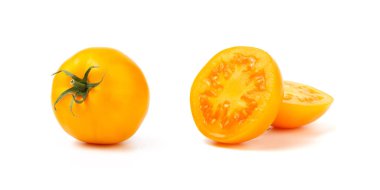 Beyaz arkaplanda izole edilmiş sarı domates kesimi.