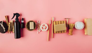 Soyut pastel arka planda şüpheli günlük aksesuarlar. Sıfır israf yaşam tarzı yaratıcı konsept.