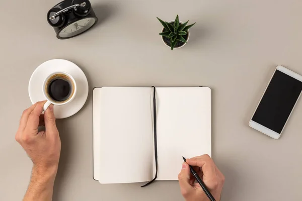 Overhead View Van Man Handen Schrijven Blanco Notitieblok Het Houden — Stockfoto