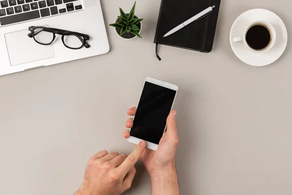 Mannelijke Handen Met Behulp Van Mobiele Applicatie Moderne Minimale Bureau — Stockfoto