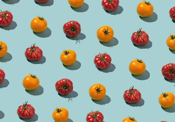 Veel Rode Gele Tomaten Zonovergoten Patroon Pastelachtergrond Seizoensfruit — Stockfoto