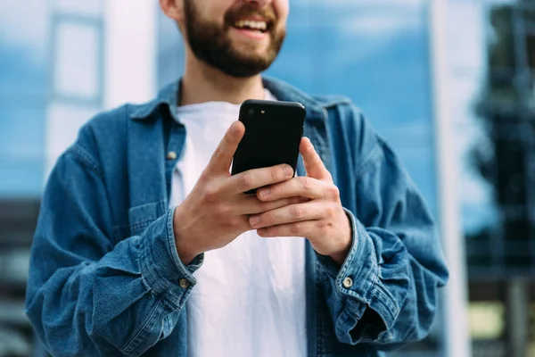 Closeup Άποψη Του Smartphone Στα Χέρια Του Χαμογελαστού Γενειοφόρος Αρσενικό — Φωτογραφία Αρχείου