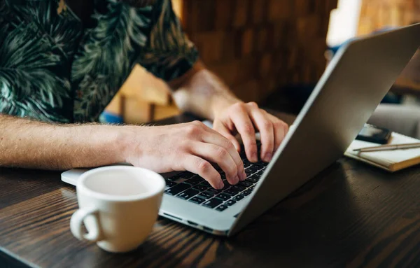 Close Weergave Van Moderne Mannelijke Handen Typen Laptop Toetsenbord Cafe — Stockfoto