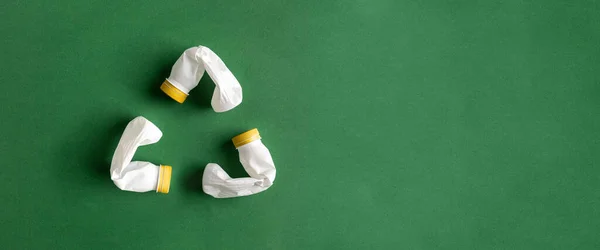 Білий Значок Переробки Створений Пластикових Пляшок Зеленому Фоні Лежав Копіювальним — стокове фото
