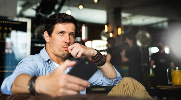 Κομψός Μοντέρνος Όμορφος Επιχειρηματίας Που Κάθεται Smartphone Και Σκέφτεται Σχέδιά — Φωτογραφία Αρχείου