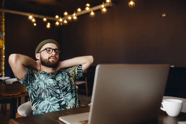 Elegante Hombre Hipster Sombrero Vasos Descansando Con Ordenador Portátil Cafetería Fotos De Stock