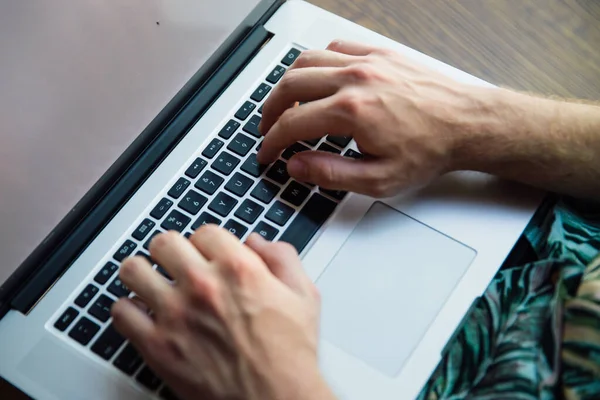 Close Weergave Van Mannelijke Handen Typen Laptop Toetsenbord — Stockfoto