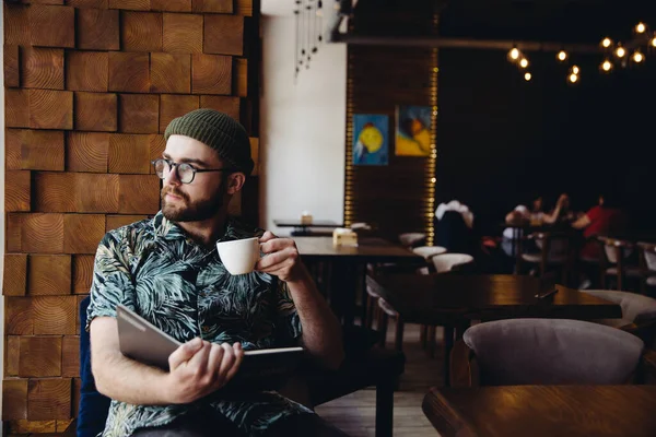 Étudiant Masculin Mode Moderne Avec Barbe Chapeau Lunettes Lecture Livre — Photo