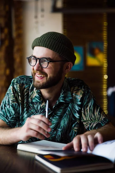 Nahaufnahme Porträt Eines Fröhlichen Kreativen Männlichen Hipster Designers Mit Bart Stockbild
